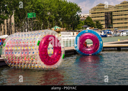 Paris Plages in una calda giornata estiva presso il Bassin de la Villette a Parigi, Francia Foto Stock