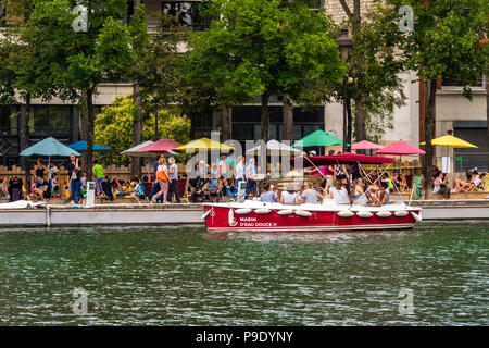 Paris Plages in una calda giornata estiva presso il Bassin de la Villette a Parigi, Francia Foto Stock