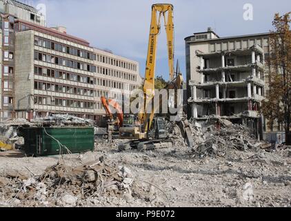 Trabajos de demolición de onu edificio con ayuda de excavadoras. Francoforte. Estado Federal de Hesse. Alemania. Foto Stock