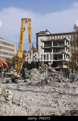 Trabajos de demolición de onu edificio con ayuda de excavadoras. Francoforte. Estado Federal de Hesse. Alemania. Foto Stock