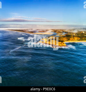 Fiume Nambucca ingresso oceano Pacifico a Nambucca capi punto attraverso le dune di sabbia delle spiagge in vista aerea dal mare aperto con nebbia di mattina la copertura Foto Stock