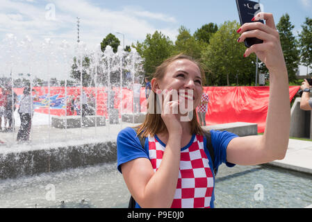 Tifosi si riuniscono a Zagabria per accogliere il croato World Cup team home Foto Stock