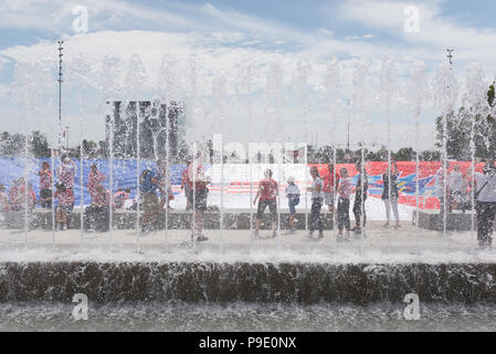 Tifosi si riuniscono a Zagabria per accogliere il croato World Cup team home Foto Stock