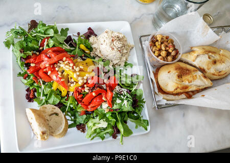 Florida,Ocala,Stella's Modern Pantry,ristorante ristoranti ristorazione cafe' cafe',interno,insalata,sandwich,piatto quadrato,cibo,FL171028269 Foto Stock