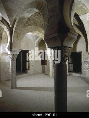 A Tordesillas, provincia di Valladolid Castiglia e Leon, Spagna. Royal Convento di Santa Clara. Costruzione in stile mudejar. Esso è stato originariamente il palazzo che il re Alfonso XI costruito nel 1340, poi si è trasformato in un convento delle Clarisse dall'Infanta Don a Beatriz, figlia di Pedro I, seguendo il testamento del monarca. Vista interna dei bagni arabi, costruito seguendo i modelli di altri bagni arabi del secolo XI (hipocasutum system). Il patrimonio nazionale. Foto Stock