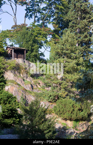 Green park e rock in Pruhonice vicino a Praga, Repubblica Ceca Foto Stock