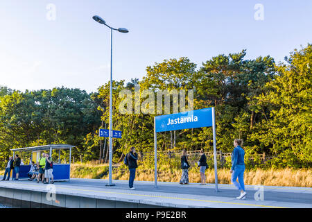 JASTARNIA, Polonia - 1 agosto 2015: le persone che attendono il treno a Jastarnia Wczasy stazione ferroviaria, piccola stazione che serve la località di Jastarnia, in Pomerani Foto Stock