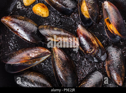 Sfondo di cibo, texture di cozze cotte closeup Foto Stock