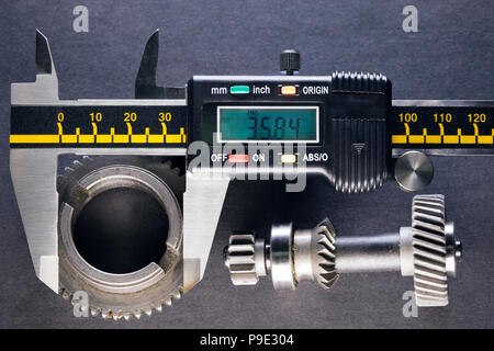 La misura dei dettagli mediante un calibro digitale Foto Stock