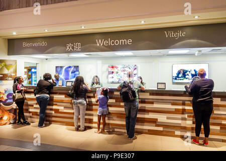 Orlando Florida,Doubletree by Hilton Orlando SeaWorld,hotel,terreni della proprieta',interni,lobby,prenotazioni check-in alla reception,uomini maschi Black man Foto Stock