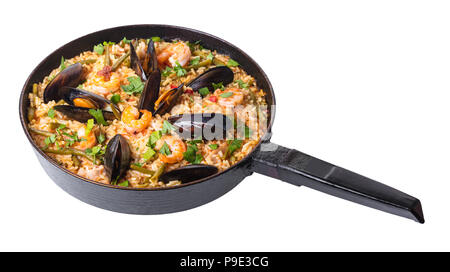 Padella per paella con pesce bianco su sfondo isolato Foto Stock