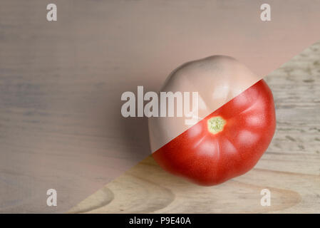 Natural rosso e beige o ecru metà pomodoro dipinta su sfondo di legno. Foto Stock