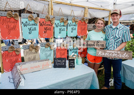 Florida,Micanopy,Fall Harvest Festival,annuale piccola città comunità stand bancarelle venditori di acquistare vendere, artigianato, dipinti a mano segni, ragazzi ragazzo, ki maschio Foto Stock