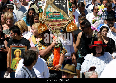 Pellegrinaggio dei gitani in maggio. Processione e benedizione del mare di Saintes Maries de la Mer, la Camargue, la Provenza Francia Foto Stock