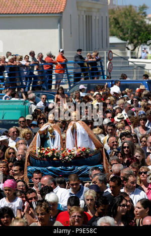 Pellegrinaggio dei gitani in maggio. Processione e benedizione del mare di Saintes Maries de la Mer, la Camargue, la Provenza Francia Foto Stock