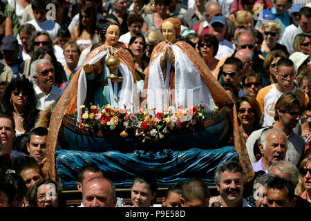 Pellegrinaggio dei gitani in maggio. Processione e benedizione del mare di Saintes Maries de la Mer, la Camargue, la Provenza Francia Foto Stock