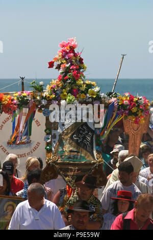 Pellegrinaggio dei gitani in maggio. Processione e benedizione del mare di Saintes Maries de la Mer, la Camargue, la Provenza Francia Foto Stock