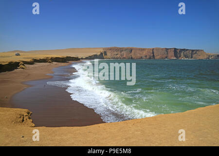 Verde oceano, Red Beach, Scogliera giallo e blu cielo a Paracas riserva nazionale in Ica del Perù Foto Stock