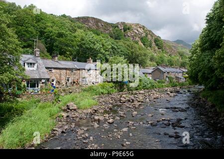 Il fiume Glaslyn in Beddgelert, Parco Nazionale di Snowdonia Foto Stock