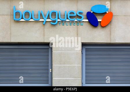 Lione, Francia - Agosto 15, 2016: Bouygues Telecom logo sulla parete di un negozio. Bouygues Telecom è un francese di società di telefonia mobile Foto Stock