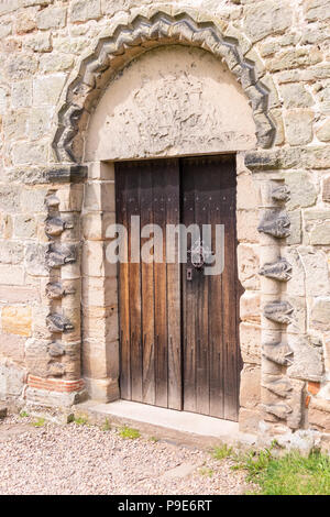 Ornamentazione Beakhead su un Norman porta alla chiesa di tutti i santi a Kedleston, DERBYSHIRE REGNO UNITO Foto Stock