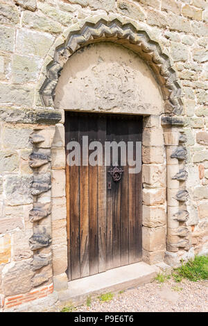 Ornamentazione Beakhead su un Norman porta alla chiesa di tutti i santi a Kedleston, DERBYSHIRE REGNO UNITO Foto Stock