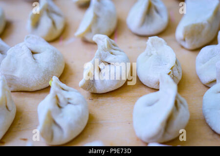 Close-up di crudo gnocchi Cinesi, chiamato anche Jiaozi in cinese. Foto Stock