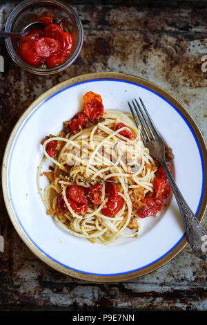 Arrosto di pomodori ciliegia spaghetti. Per una buona salute. Dieta mediterranea Foto Stock