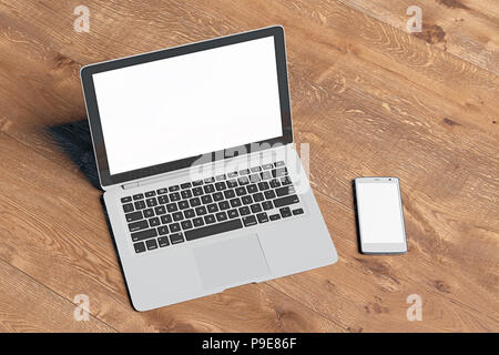 Schermo vuoto portatile e lo smartphone isolato su sfondo di legno con percorso di clipping. 3d illustrazione Foto Stock