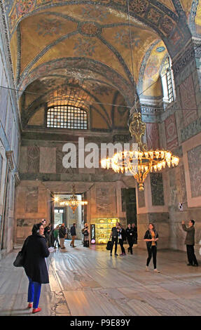 ISTANBUL, Turchia - 30 Marzo 2013: turisti visitano la Basilica di Santa Sofia a Istanbul, Turchia Foto Stock