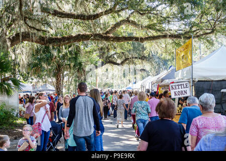 Florida,Micanopy,Fall Harvest Festival,annuale piccola città comunità stand bancarelle venditori di acquistare vendere, folla, uomo uomini maschio, donna donne, ragazzi Foto Stock