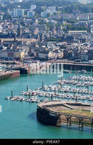 Veduta aerea del porto con piacere di barche e yacht a vela nella città Fécamp, Seine-Maritime, Normandia, Francia Foto Stock