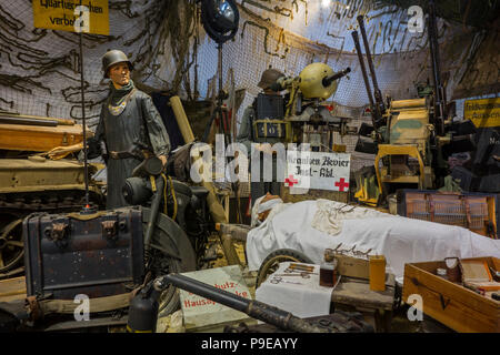 Diorama di tedesco guerra mondiale due stazione di medicazione presso il D-Day Omaha Museum a Vierville-sur-Mer, Calvados, Normandia, Francia Foto Stock