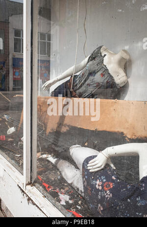 Finestra del negozio che mostra le conseguenze di un incendio in un ramo di Dorothy Perkins a Dumfries Scozia, formato verticale. Foto Stock