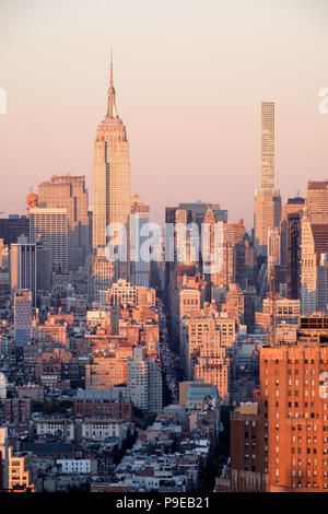 Vista del tramonto verso l'edificio statale di Emipire New York USA Foto Stock