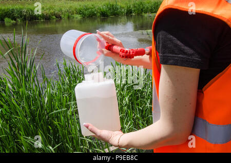 Prelevare campioni di acqua per le prove di laboratorio. Il concetto - analisi della purezza dell'acqua, ambiente, ecologia Foto Stock