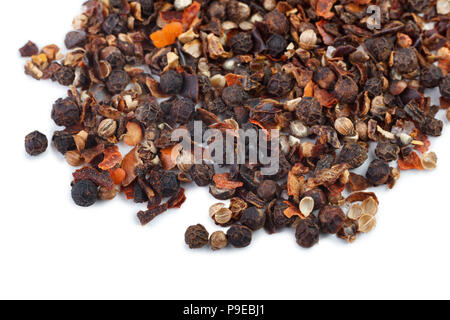 Cumulo di dolce e profumata di pepe nero piselli alla rinfusa isolati su sfondo bianco vista superiore Foto Stock