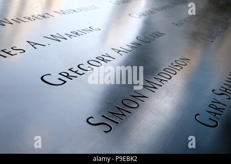 I nomi di coloro che sono morti in attentati terroristici di settembre 11, 2001 inscritto in bronzo intorno al memoriale di twin Foto Stock