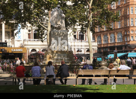 Persone rilassante vicino al William Shakespeare statua Leicester Square Londra Settembre 2017 Foto Stock