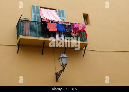 Nizza, Francia. Lavaggio colorati appesi da appartamento balcone nella zona della città vecchia di Nizza Foto Stock