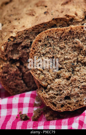 Il pane fatto in casa fatta con tutta la farina di frumento, tutta la farina di segale, grano saraceno e farina di canapa e di semi di girasole, semi di finocchio e noci Foto Stock