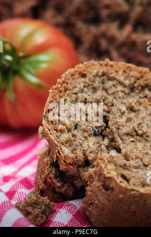 Il pane fatto in casa fatta con tutta la farina di frumento, tutta la farina di segale, grano saraceno e farina di canapa e di semi di girasole, semi di finocchio e noci Foto Stock