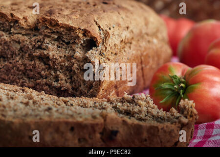 Il pane fatto in casa fatta con tutta la farina di frumento, tutta la farina di segale, grano saraceno e farina di canapa e di semi di girasole, semi di finocchio e noci Foto Stock