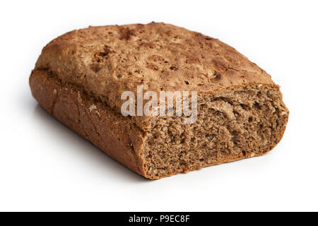 Il pane fatto in casa fatta con tutta la farina di frumento, tutta la farina di segale, grano saraceno e farina di canapa e di semi di girasole, semi di finocchio e noci isolato su bianco bac Foto Stock