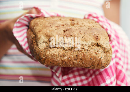 Il pane fatto in casa fatta con tutta la farina di frumento, tutta la farina di segale, grano saraceno e farina di canapa e di semi di girasole, semi di finocchio e noci Foto Stock