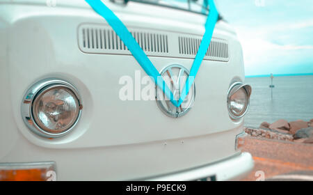 Volkswagen VW Badge su un camper van vestito in un matrimonio blu ribbon. Foto Stock