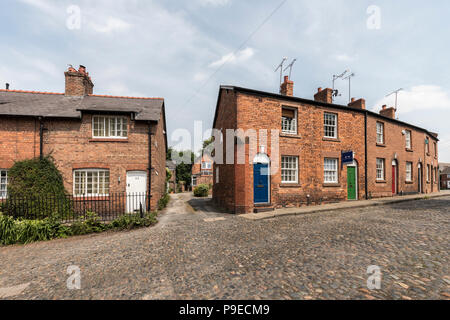 Red case di mattoni in strada di ciottoli di Chester, Cheshire, Inghilterra, Regno Unito Foto Stock