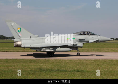 RAF Eurofighter Typhoon FGR4 da 3 squadrone di rullaggio sulla pista di rullaggio del Sud a RAF Coningsby durante la formazione di routine. Foto Stock