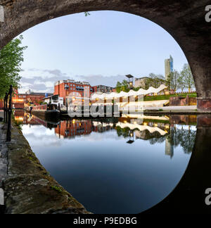 Vista incorniciata di Castlefield ciotola e la Bridgewater Canal a Castlefield, Manchester, Regno Unito Foto Stock