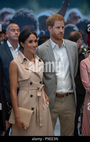 Il Duca e la Duchessa di Sussex durante la loro visita a Nelson Mandela centenario mostra al Southbank la Queen Elizabeth Hall di Londra. Foto Stock